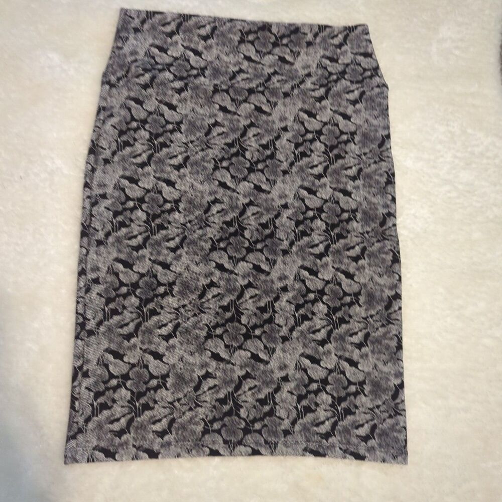 LuLaRoe Cassie Pencil Skirt With Black & White Floral Design Size S